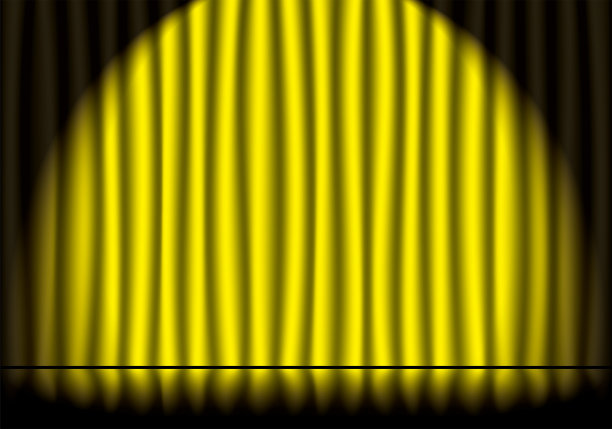聚光灯下的黄色舞台幕布和反射的舞台地板图片下载