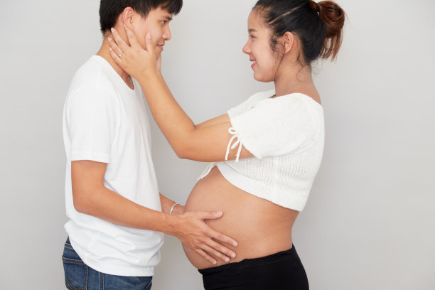 一个幸福的家庭在白色背景下期待着一个婴儿图片下载