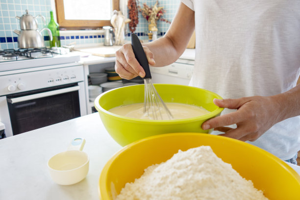 女子准备煎饼面糊图片下载