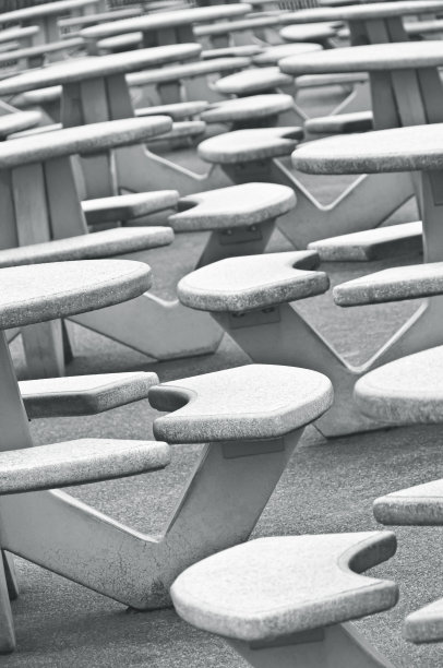 空桌子和椅子图片下载