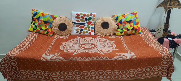 木制的床，有彩色的床单和花枕头和靠垫图片下载