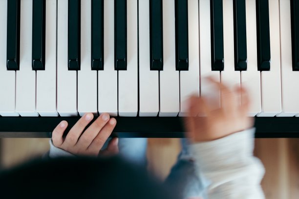 弹钢琴的女孩图片下载