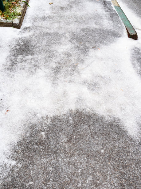 人行道上被冰覆盖的光滑的柏油路图片下载