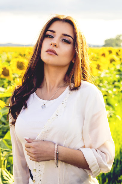 向日葵地里的女人图片下载