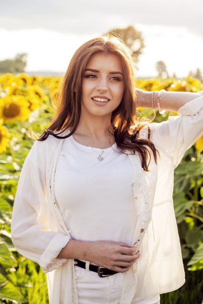 向日葵地里的女人图片下载