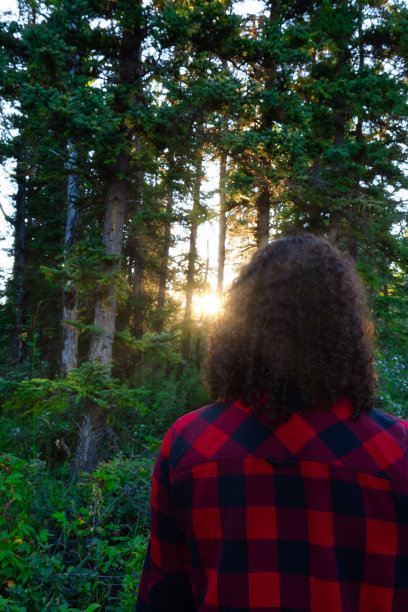美丽的加拿大大自然中的女孩图片下载