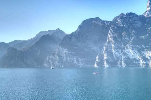 这张照片摄于2020年11月傍晚时分，摄于维罗纳省加尔达湖散步道。图片下载