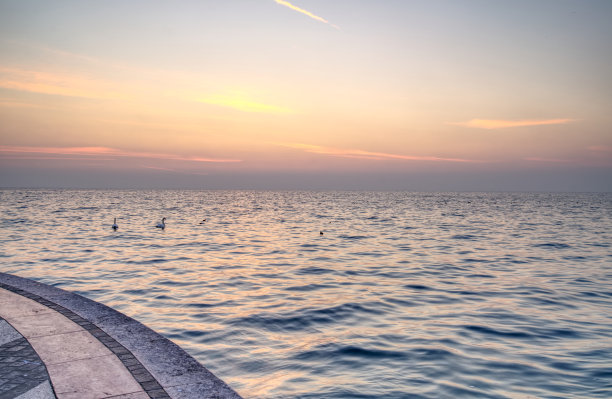 这张照片摄于2020年11月傍晚时分，摄于维罗纳省加尔达湖散步道。图片下载