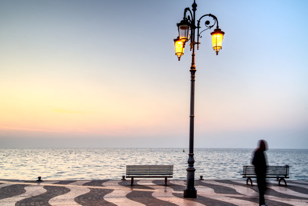 2020年11月傍晚时分，维罗纳省加尔达湖(Garda Lake)的懒人区(Lazise)，复古街灯和长椅。图片下载