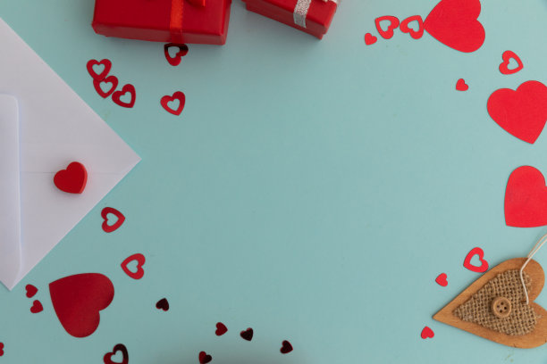 高角度的红色礼物和心形在蓝色的背景图片下载