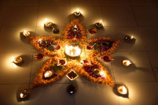 在黑暗的夜晚用火焰装饰地板上的diya/油灯来庆祝排灯节。图片下载