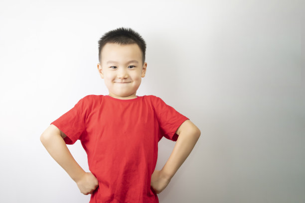 小男孩把手放在他的腰上图片下载