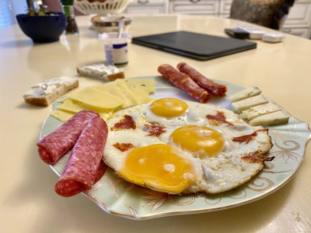 早餐有煎蛋和意大利香肠图片下载