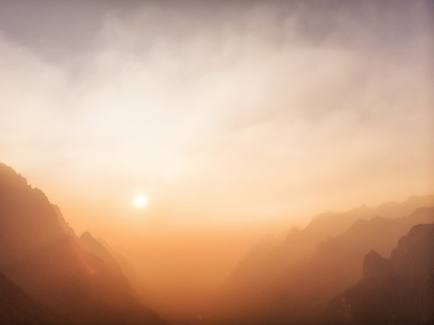 山后的橙色夕阳图片下载