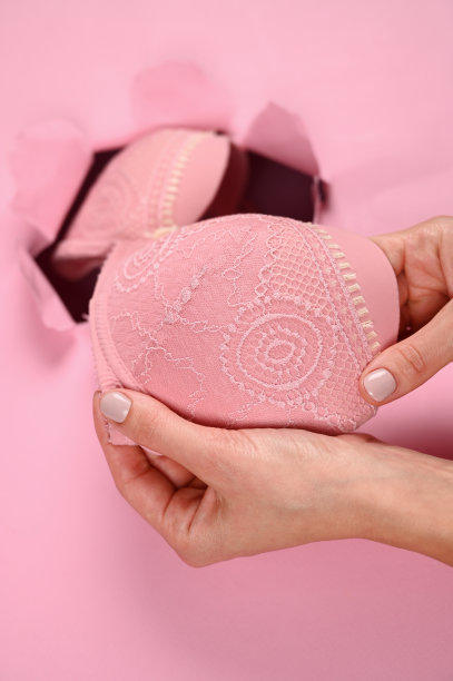 粉色背景上的粉色胸罩图片下载