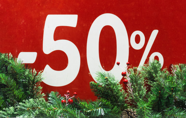 冬季销售50%。红色背景与冷杉枝。-50%的折扣。冬季销售。圣诞节销售。新的一年出售。图片下载