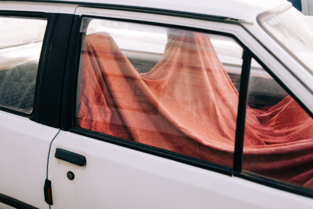 旧汽车座位上的红色毯子图片下载