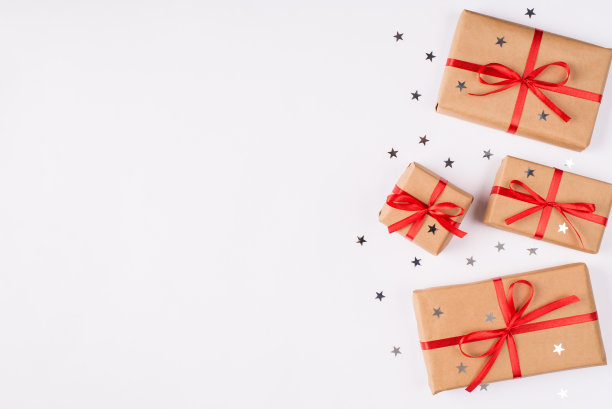 上面平铺近距离观看照片的礼物盒包装在牛皮纸孤立的白色背景与复制空白空间图片下载