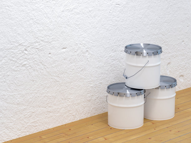 油漆过的墙壁和木地板上的油漆罐图片下载