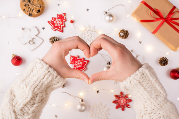 Pov顶部以上近距离俯瞰照片的女性的手使显示心形标志在圣诞表构图散科图片下载