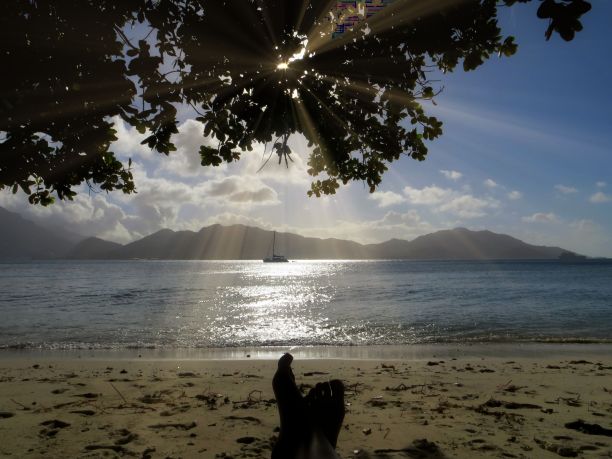 夕阳下的海滩，背景是群山图片下载