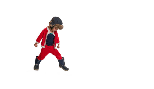 一个穿着圣诞老人服装的小男孩站在白色的背景上图片下载