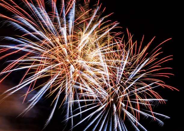 美丽的烟花在夜空为新年图片下载