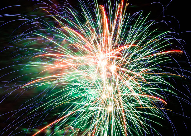 美丽的烟花在夜空为新年图片下载