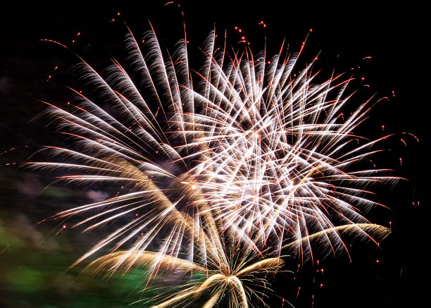 美丽的烟花在夜空为新年图片下载
