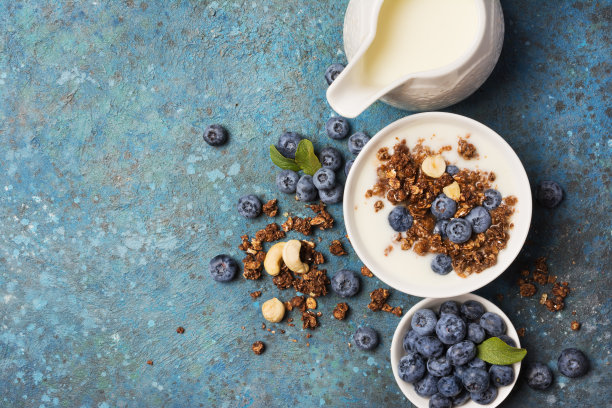 自制酸奶配燕麦片或格兰诺拉麦片，榛子，新鲜蓝莓图片下载