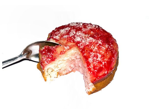 自制的红色圆形蜂蜜蛋糕的Topview，它的1/4的部分用一个钢制的勺子，装饰椰子片，孤立在白色。图片下载