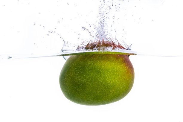 新鲜的芒果掉进水里图片下载
