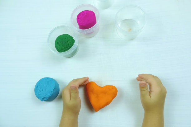 彩色块用于造型，装饰面团用于儿童的创意，宝宝做了一颗心图片下载