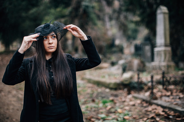 悲伤的寡妇走过墓地图片下载