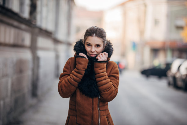 一个年轻美丽的女人在户外的秋日大衣肖像图片下载