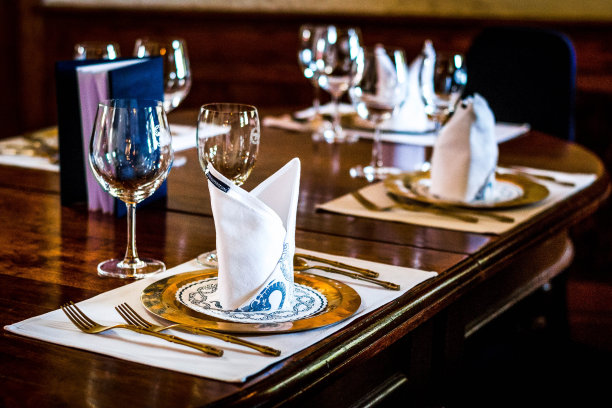 漂亮的餐厅餐桌陈设有瓷器，银器，餐具，餐巾和玻璃器皿图片下载