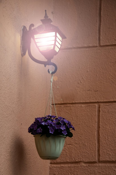 明亮的灯笼在黑暗中复古的风格图片下载