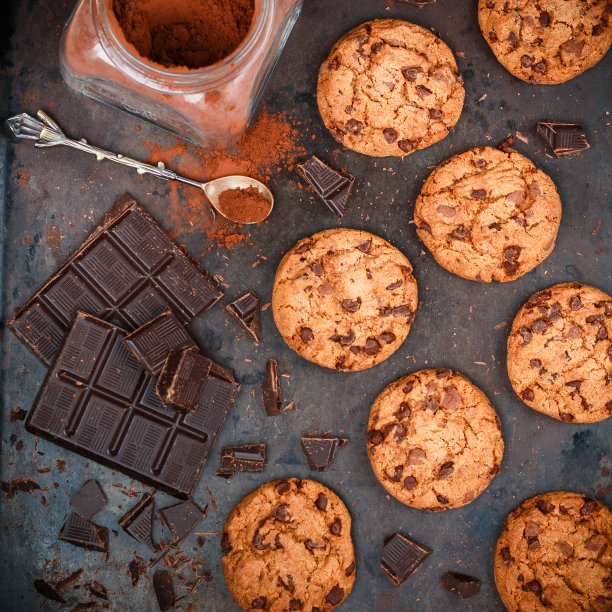 新鲜烘焙的自制脆饼配巧克力片、花生酱或咸味焦糖。美食家的美味佳肴。烤盘上的饼干。选择性聚焦，俯视图，正方形图片图片下载