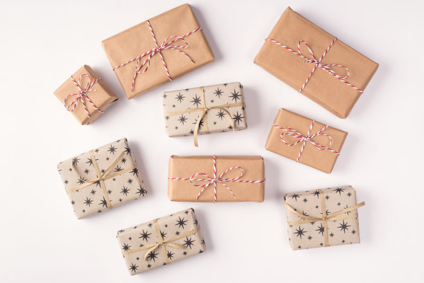 上面的头顶近距离观看照片许多美丽的不同大小的礼物盒包装在牛皮纸孤立在白色的背景图片下载