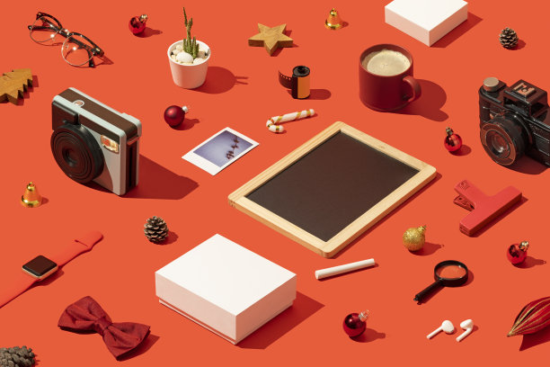 圣诞礼物，购物平铺与黑板模型，模板在红色的背景图片下载