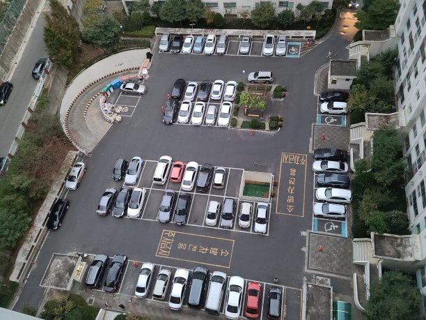 公寓区的停车场视图图片下载
