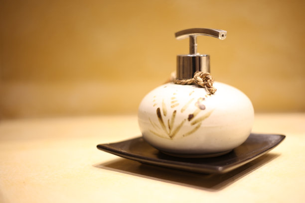 香皂瓶在现代豪华浴室，日式风格设计，放松和放松图片下载