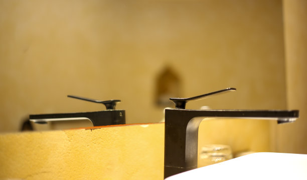 近距离的水龙头在现代豪华浴室，日式风格的设计，放松和放松图片下载