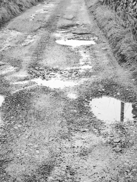 坎布里亚郡阿尔斯通有坑的农场赛道。图片下载