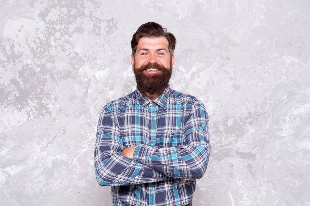 男人美丽健康。男人穿格子衬衫。成熟的潮人完美的胡子。理发师理发店。头发和胡须护理。男子气概的画像。时尚的男士邋遢背景图片下载