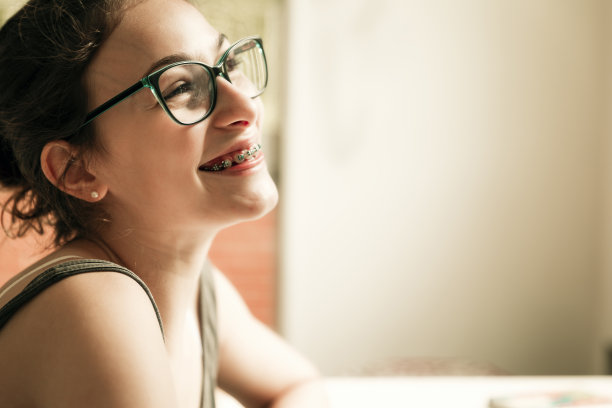 年轻女孩在家学习图片下载