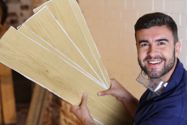 建筑工人拿着强化地板图片下载