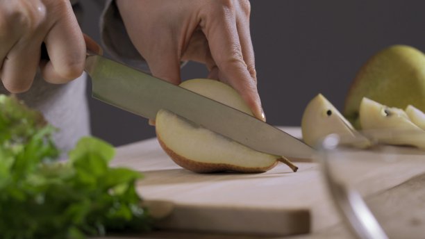 厨师正在切新鲜美味的水果图片下载