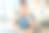 运动女性戴着无线耳机在健身房听音乐图片下载