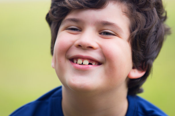 男孩微笑图片下载